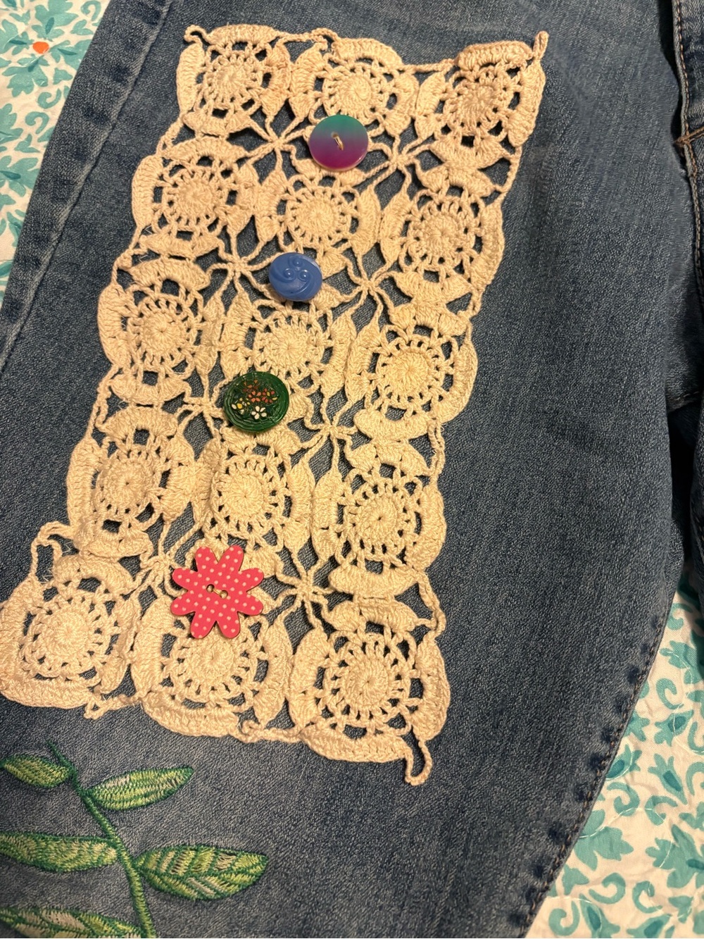 Bandolino Embellished Artsy Cropped Jeans Sz 12 - Picture 3 of 9
